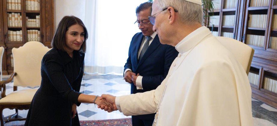 Presidente Gustavo Petro y canciller Laura Sarabia se reúnen con el Papa León XIV en el Vaticano y le extienden una invitación a visitar Colombia