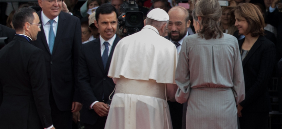 Embajador de Colombia en la Santa Sede participó en el recibimiento del Papa Francisco en su llegada 