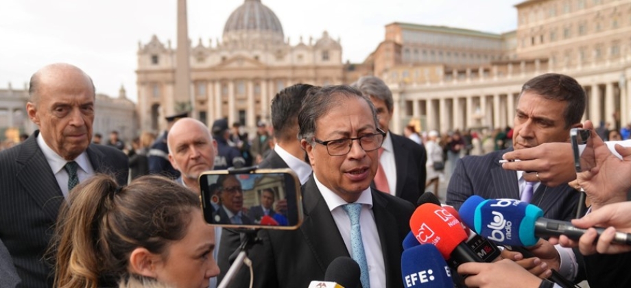 El canciller Álvaro Leyva acompañó el encuentro del Presidente Gustavo Petro y el Papa Francisco