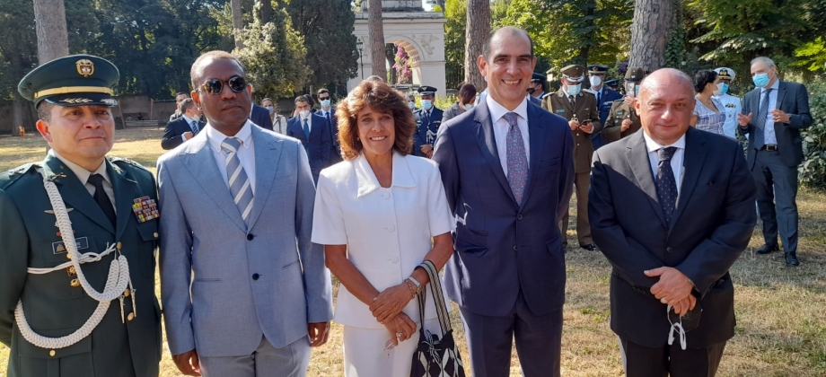 El Embajador de Colombia ante la Santa sede, Jorge Mario Eastman Robledo, acompañó a la Embajadora de Colombia en la República de Italia, Gloria Isabel Ramírez Ríos, en el día de nuestra independencia depositando una ofrenda floral ante la estatua de Simón Bolívar