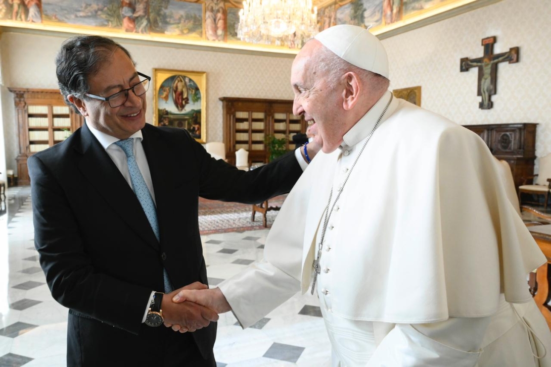 El canciller Álvaro Leyva acompañó el encuentro del Presidente Gustavo Petro y el Papa Francisco